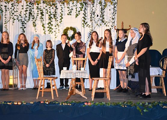 uczniowie występują na scenie