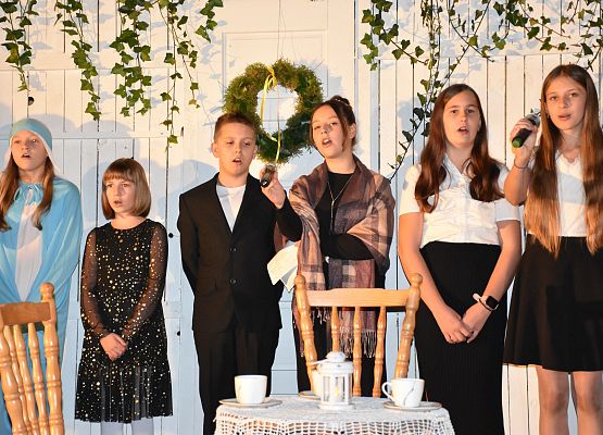 uczniowie występują na scenie