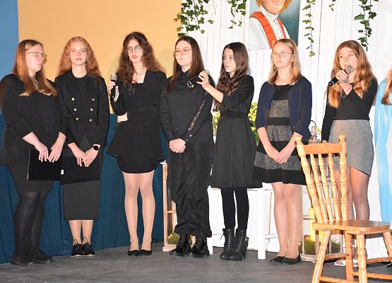 uczniowie występują na scenie