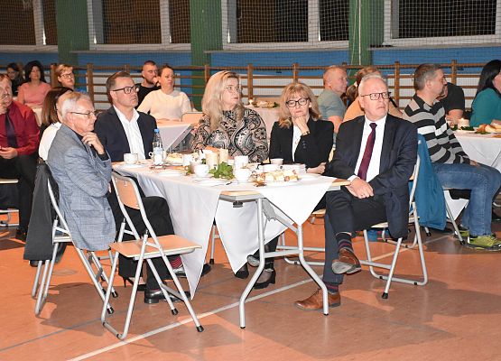 uczestnicy spotkania siedzą przy stolikach