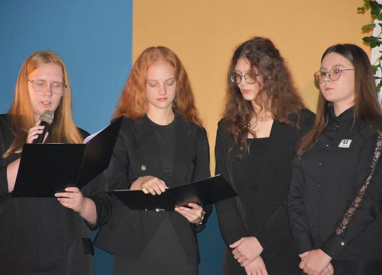 ucznennice występują na scenie