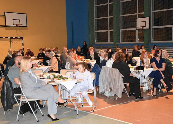 uczestnicy spotkania siedzą przy stolikach