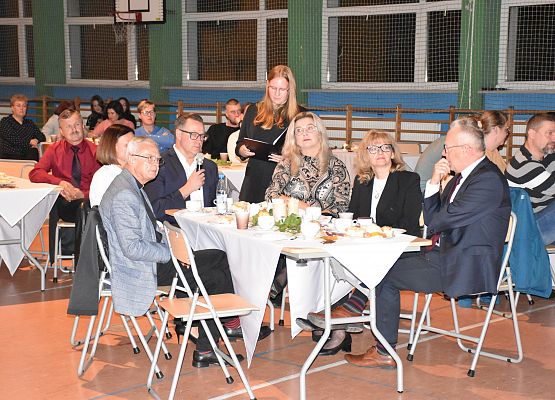 uczestnicy spotkania siedzą przy stolikach