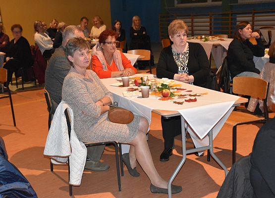 uczestnicy spotkania siedzą przy stolikach