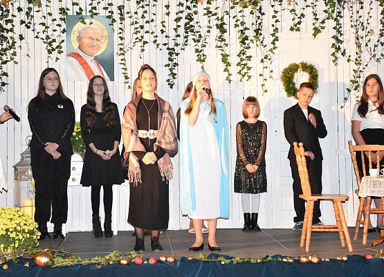 uczniowie występują na scenie