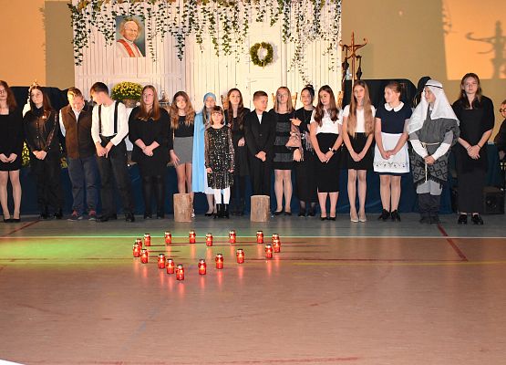 uczniowie stoją przed sceną