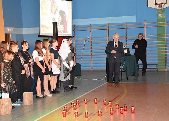 dyrektor dziękuje uczniom