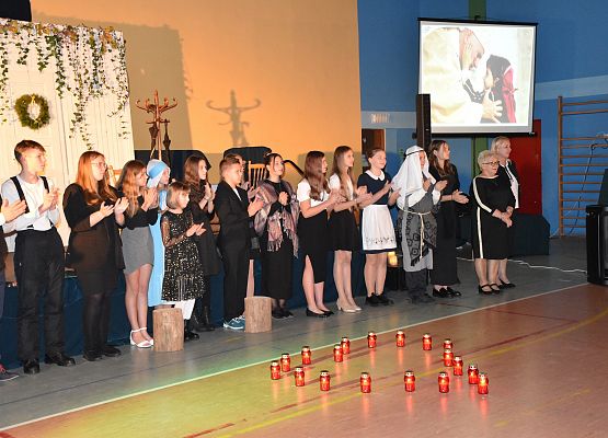 uczniowie stoją przed sceną