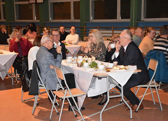 uczestnicy spotkania siedzą przy stolikach