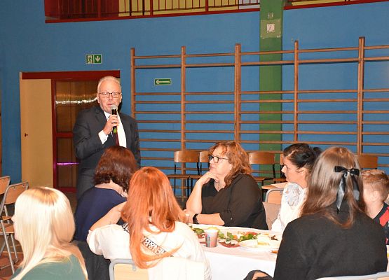 uczestnicy spotkania siedzą przy stolikach