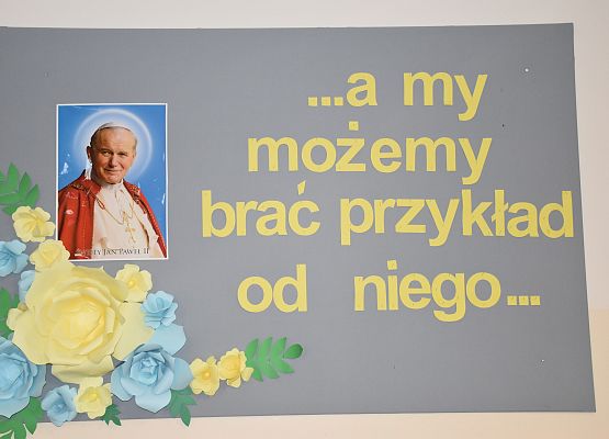 dekoracja w szkolnym holu