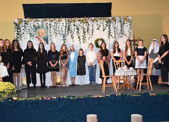 uczniowie występują na scenie