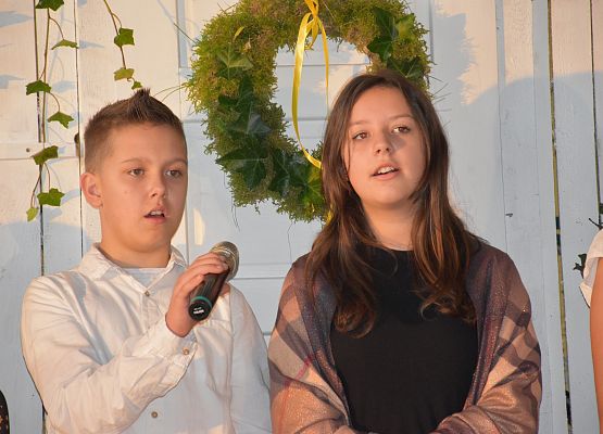 uczniowie występują na scenie