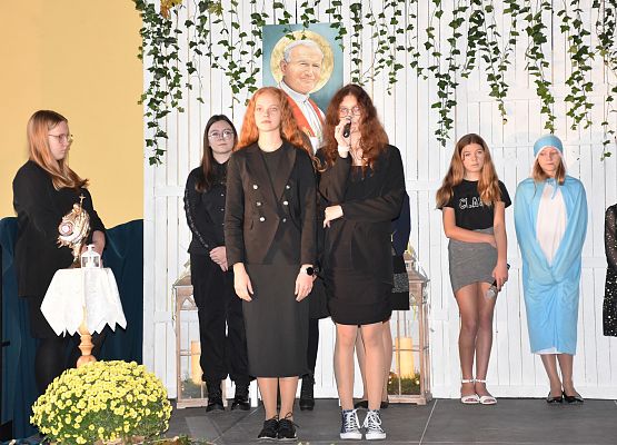 uczniowie występują na scenie