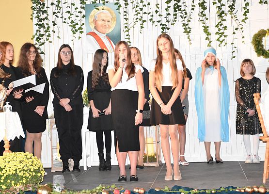 uczniowie występują na scenie