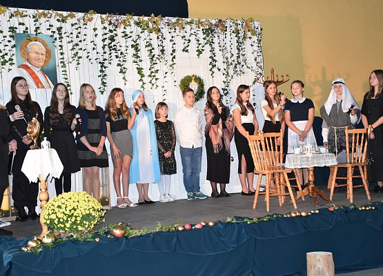 uczniowie występują na scenie