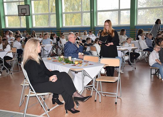 uczennica zadaje pytanie dyrektorowi szkoły