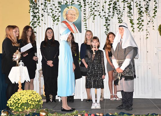 uczniowie występują na scenie