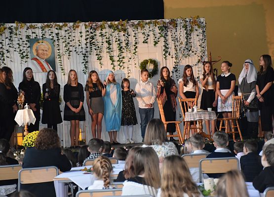 uczniowie występują na scenie