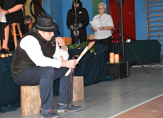 uczniowie występują na scenie