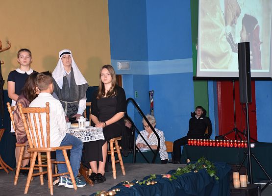 uczniowie występują na scenie