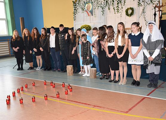 uczniowie stoją przed sceną