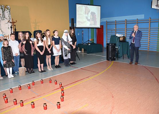 dyrektor dziękuje uczniom