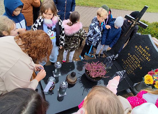 uczniowie na cmentarzu