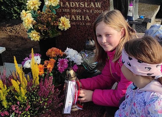 uczniowie na cmentarzu