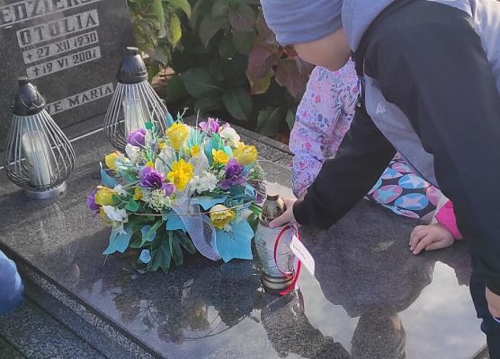 dziecko stawia znicz