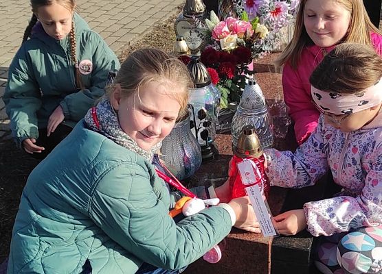 uczniowie na cmentarzu