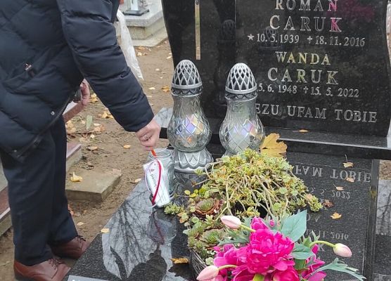 dyrektor szkoły postawił znicz