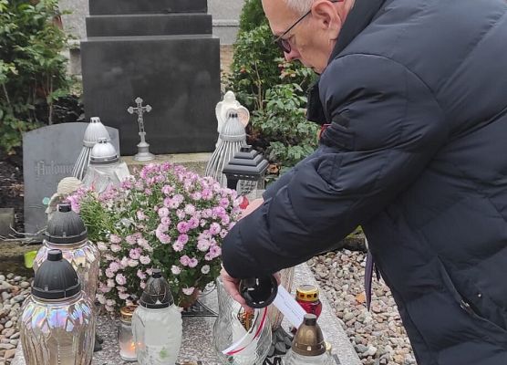 dyrektor szkoły ustawia znicz