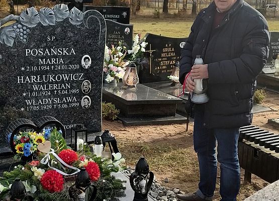 dyrektor szkoły trzyma znicz