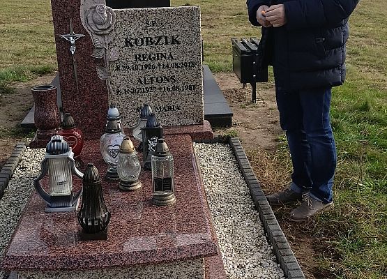 dyrektor szkoły postawił znicz