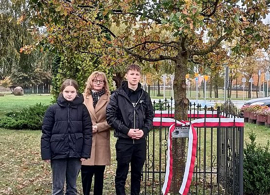pani wicedyrektor z uczniami przy dębie pamięci