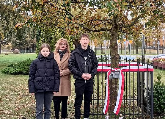 pani wicedyrektor z uczniami przy dębie pamięci