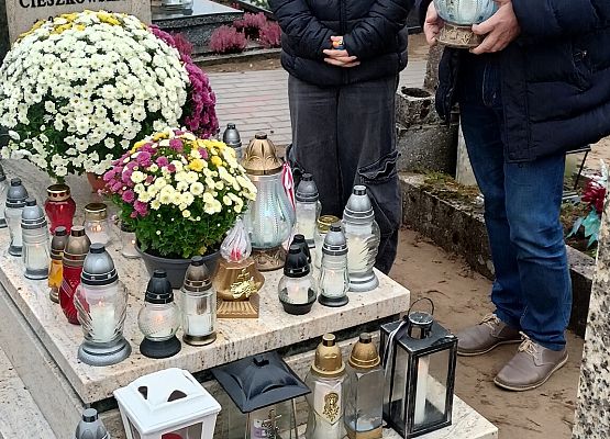 dyrektor trzyma znicz