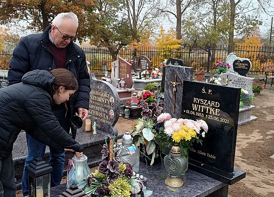 dyrektor z uczennicą na cmentarzu w Garczegorzu