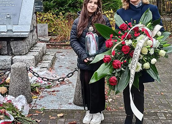 pani wicedyrektor z uczennicą na cmentarzu w Krępie Kaszubskiej