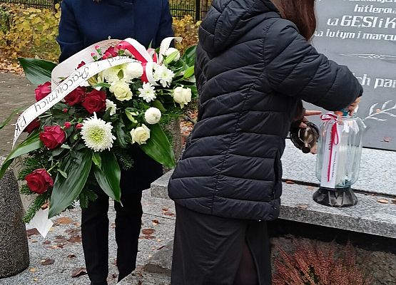 pani wicedyrektor z uczennicą na cmentarzu w Krępie Kaszubskiej