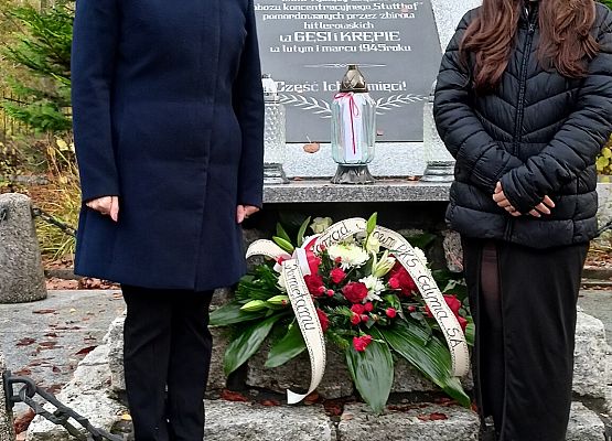 pani wicedyrektor z uczennicą na cmentarzu w Krępie Kaszubskiej