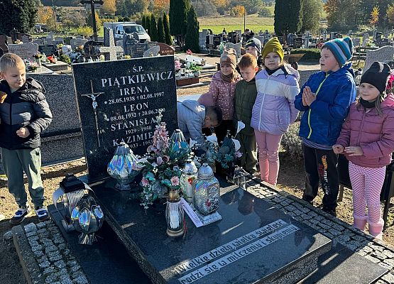 uczniowie na cmentarzu