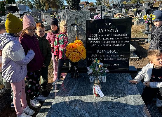uczniowie na cmentarzu