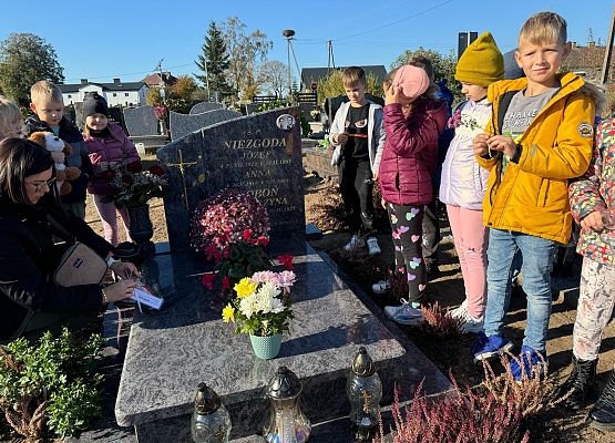 uczniowie na cmentarzu