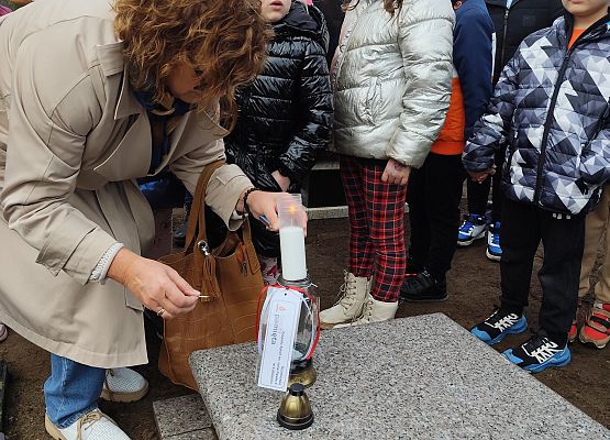 uczniowie na cmentarzu