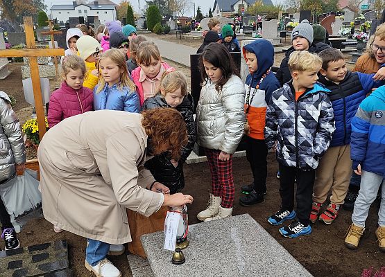 uczniowie na cmentarzu