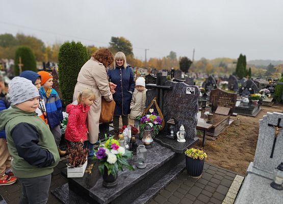 uczniowie na cmentarzu