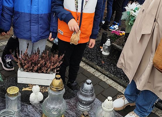 uczniowie na cmentarzu