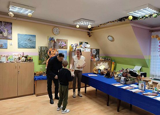 chłopiec odbiera dyplom